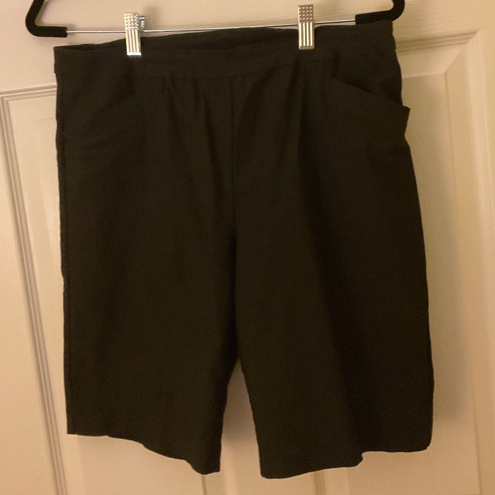 Ladies black shorts. V. Good Condition!!  19”. Size 12